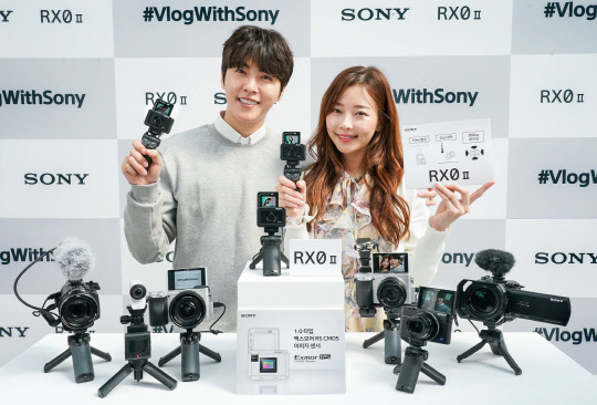 26일 서울 성수동의 한 행사장에서 모델들이 소니 하이엔드 카메라 RX 시리즈의 신제품인 초소형 카메라 'RXO Ⅱ'를 소개하고 있다. <소니코리아 제공>